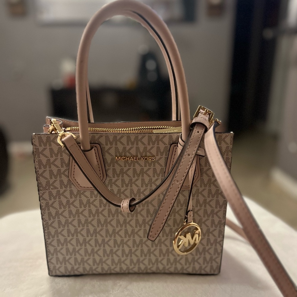 MICHAEL KORS MERCER MEDIUM MESSENGER CROSSBODY
SATCHEL POWDER